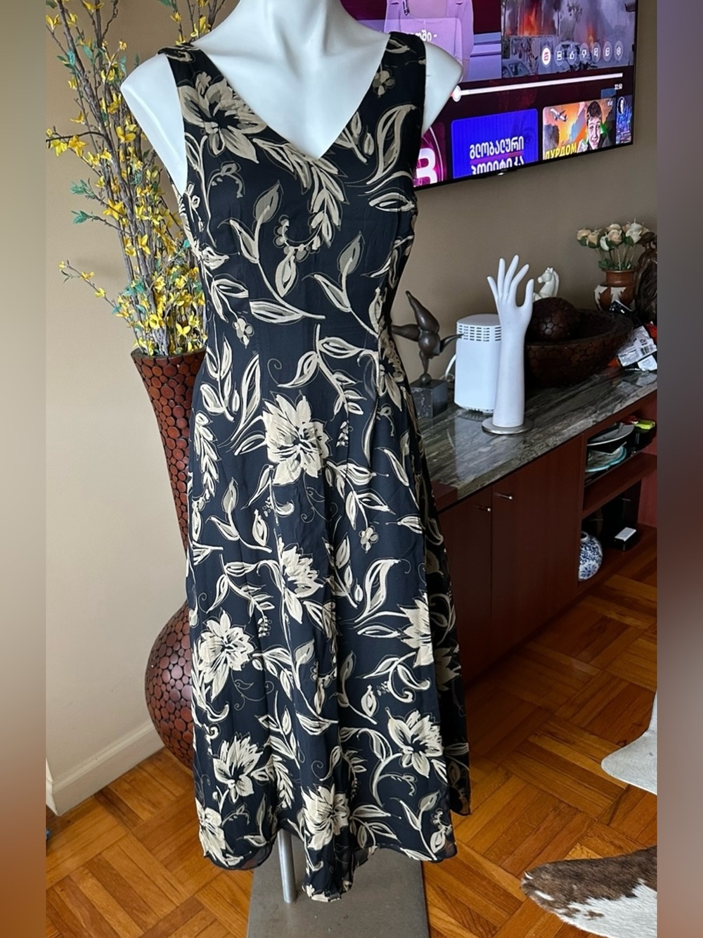 Beautiful stylish and elegant lightweight lined dress Size M Good used condition